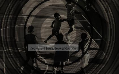 一名乘客在火车窗边用手机查看清晰的城市地图。